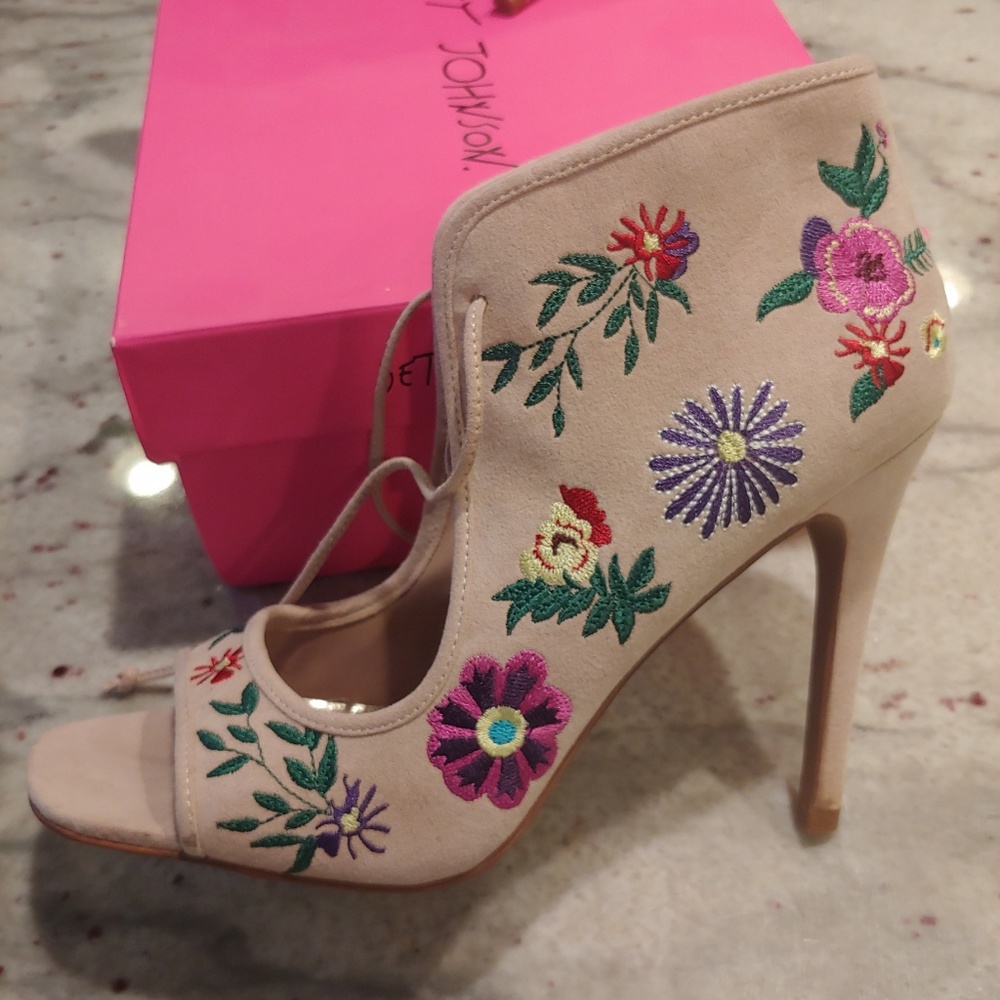EUC Betsey Johnson Embroided Heeled Booties